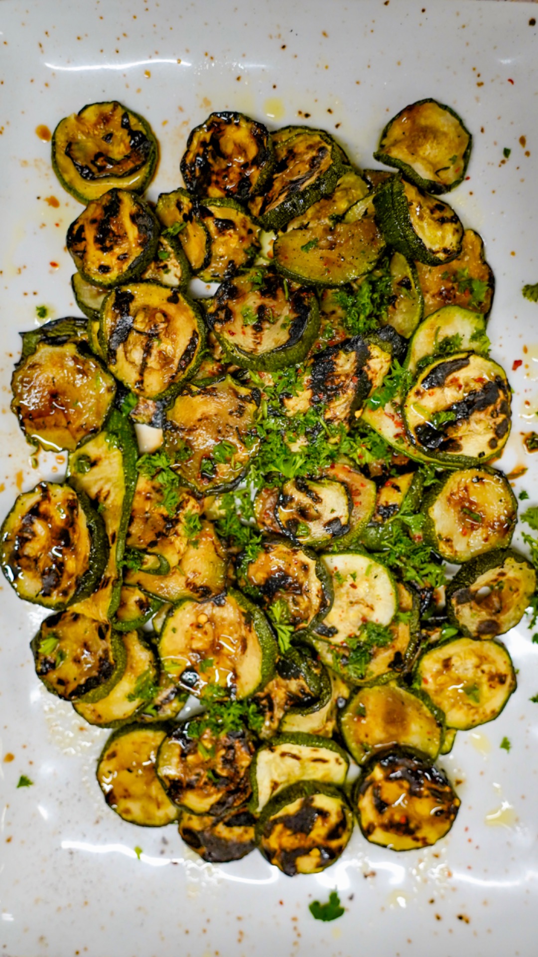 Zucchine alla griglia con olio, aceto e aglio