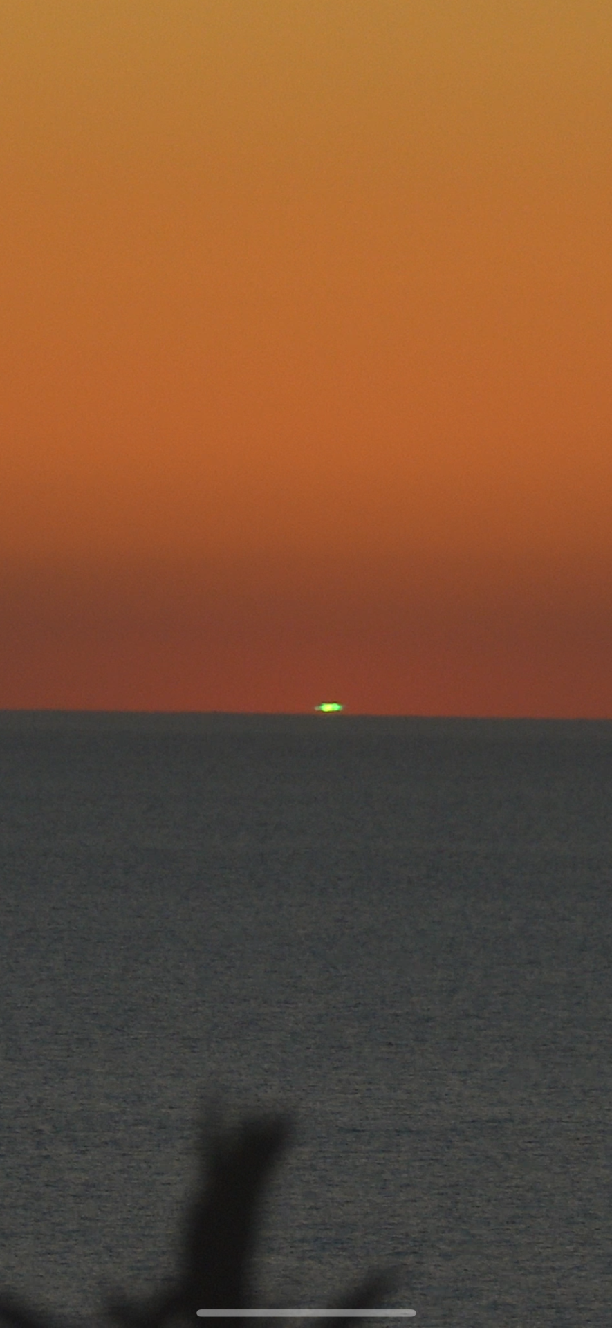 Il Green Flash fotografato al largo della costa di Forio. Il fenomeno dura meno di un secondo e compare solo in condizioni atmosferiche particolarmente favorevoli.