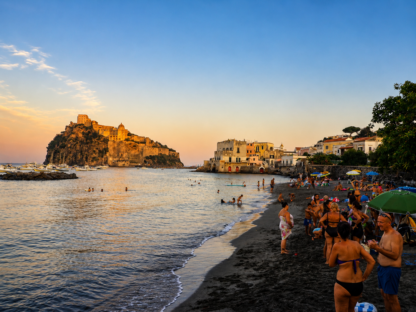 Spiaggia affollata al tramonto con bagnanti in acqua e vista del castello sulla collina.