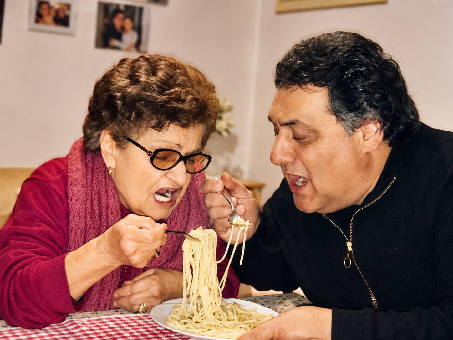 Nonna Maria e Gianfranco mangiano la pasta
